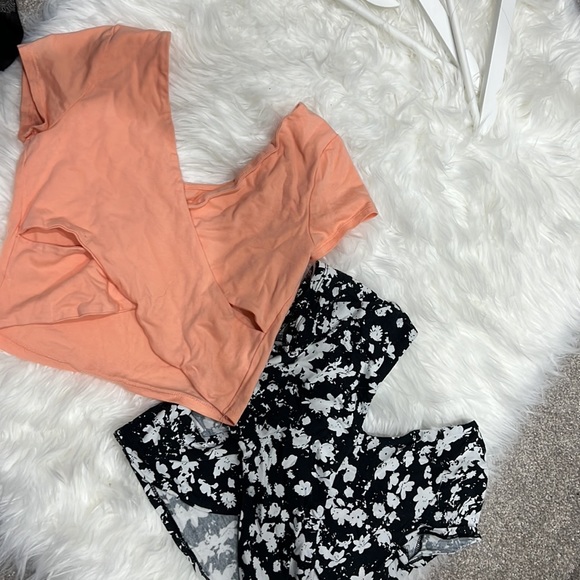 2 crop tops in size small - Picture 2 of 2